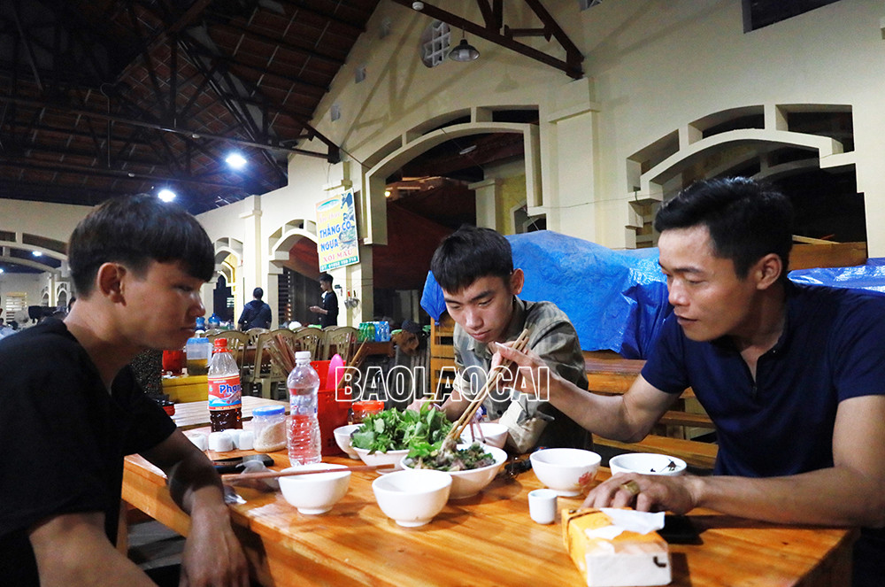 Rất đông người dân và du khách tập trung về sân khấu Chợ đêm Bắc Hà để thưởng thức chương trình nghệ thuật. Khám phá sản phẩm thổ cẩm của các dân tộc vùng cao Bắc Hà. Thưởng thức ẩm thực chợ phiên. Du khách tham quan, mua sắm nông sản vùng đất “Cao nguyên trắng”.