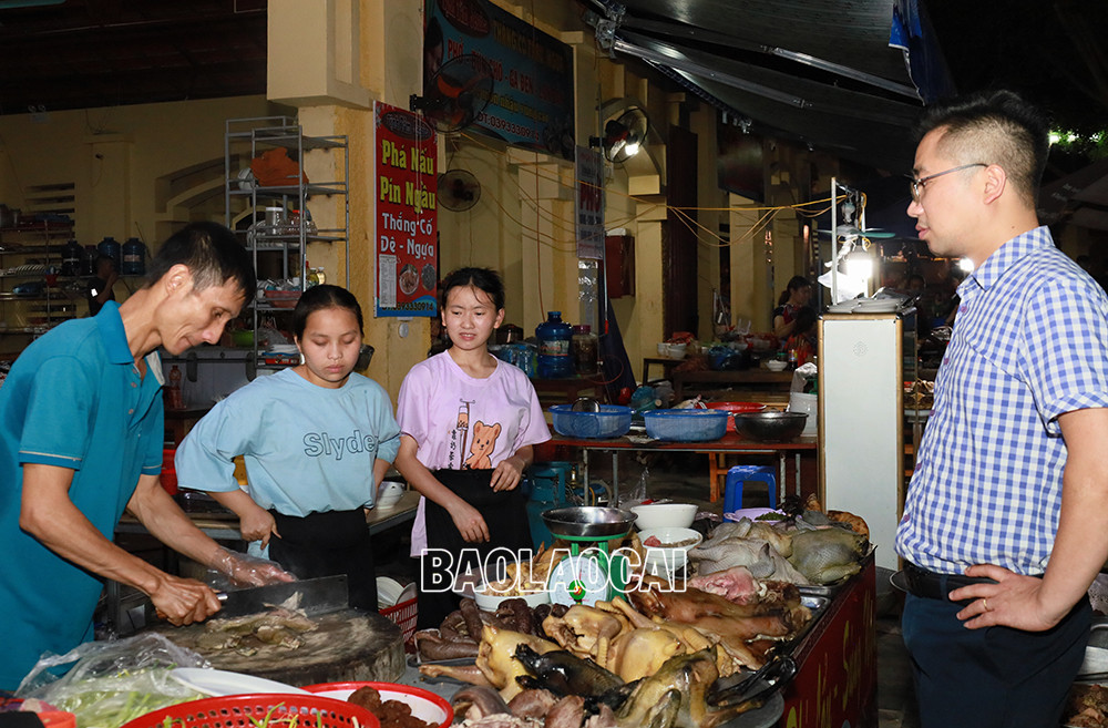 Rất đông người dân và du khách tập trung về sân khấu Chợ đêm Bắc Hà để thưởng thức chương trình nghệ thuật. Khám phá sản phẩm thổ cẩm của các dân tộc vùng cao Bắc Hà. Thưởng thức ẩm thực chợ phiên. Du khách tham quan, mua sắm nông sản vùng đất “Cao nguyên trắng”.