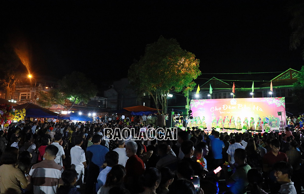 Rất đông người dân và du khách tập trung về sân khấu Chợ đêm Bắc Hà để thưởng thức chương trình nghệ thuật. Khám phá sản phẩm thổ cẩm của các dân tộc vùng cao Bắc Hà. Thưởng thức ẩm thực chợ phiên. Du khách tham quan, mua sắm nông sản vùng đất “Cao nguyên trắng”.