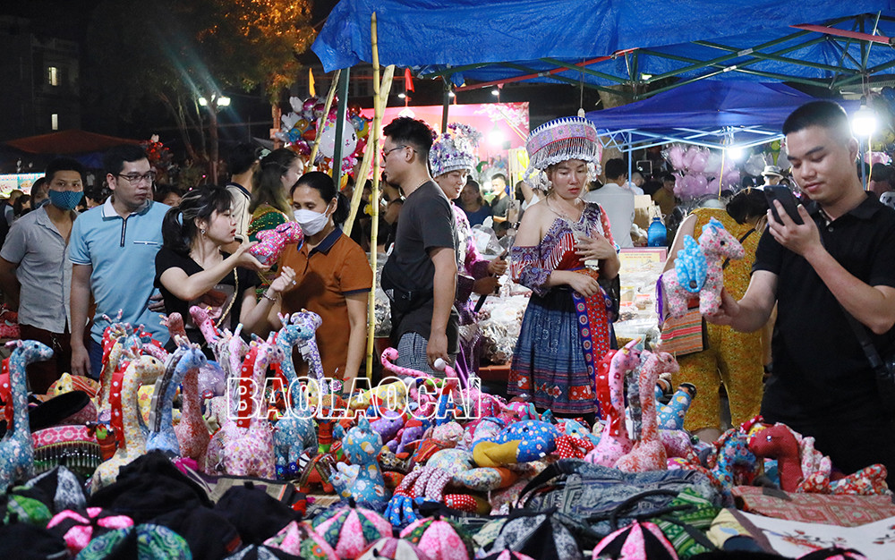 Rất đông người dân và du khách tập trung về sân khấu Chợ đêm Bắc Hà để thưởng thức chương trình nghệ thuật. Khám phá sản phẩm thổ cẩm của các dân tộc vùng cao Bắc Hà. Thưởng thức ẩm thực chợ phiên. Du khách tham quan, mua sắm nông sản vùng đất “Cao nguyên trắng”.