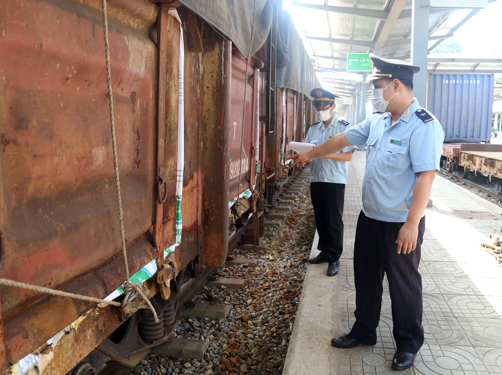 Lực lượng chức năng kiểm tra hàng hóa trước khi thông quan qua Ga liên vận quốc tế Lào Cai.