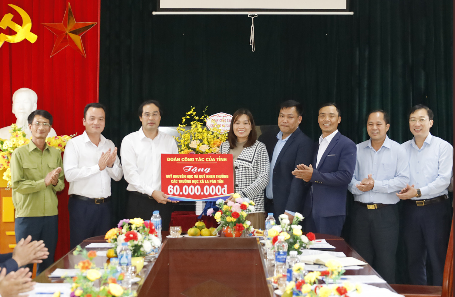 Chủ tịch UBND tỉnh Trịnh Xuân Trường tặng hoa và quà cho đại diện Trường THCS, Tiểu học, Mầm non xã La Pan Tẩn. Chủ tịch UBND tỉnh Trịnh Xuân Trường tặng hoa và quà cho đại diện Trường THCS, Tiểu học, Mầm non xã Tả Thàng.