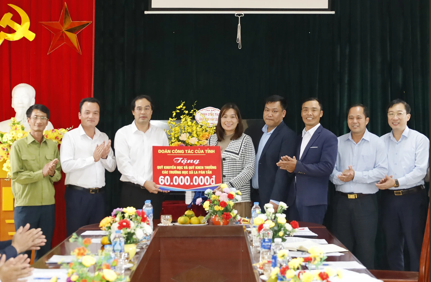 Chủ tịch UBND tỉnh Trịnh Xuân Trường tặng hoa và quà cho đại diện Trường THCS, Tiểu học, Mầm non xã La Pan Tẩn. Chủ tịch UBND tỉnh Trịnh Xuân Trường tặng hoa và quà cho đại diện Trường THCS, Tiểu học, Mầm non xã Tả Thàng.