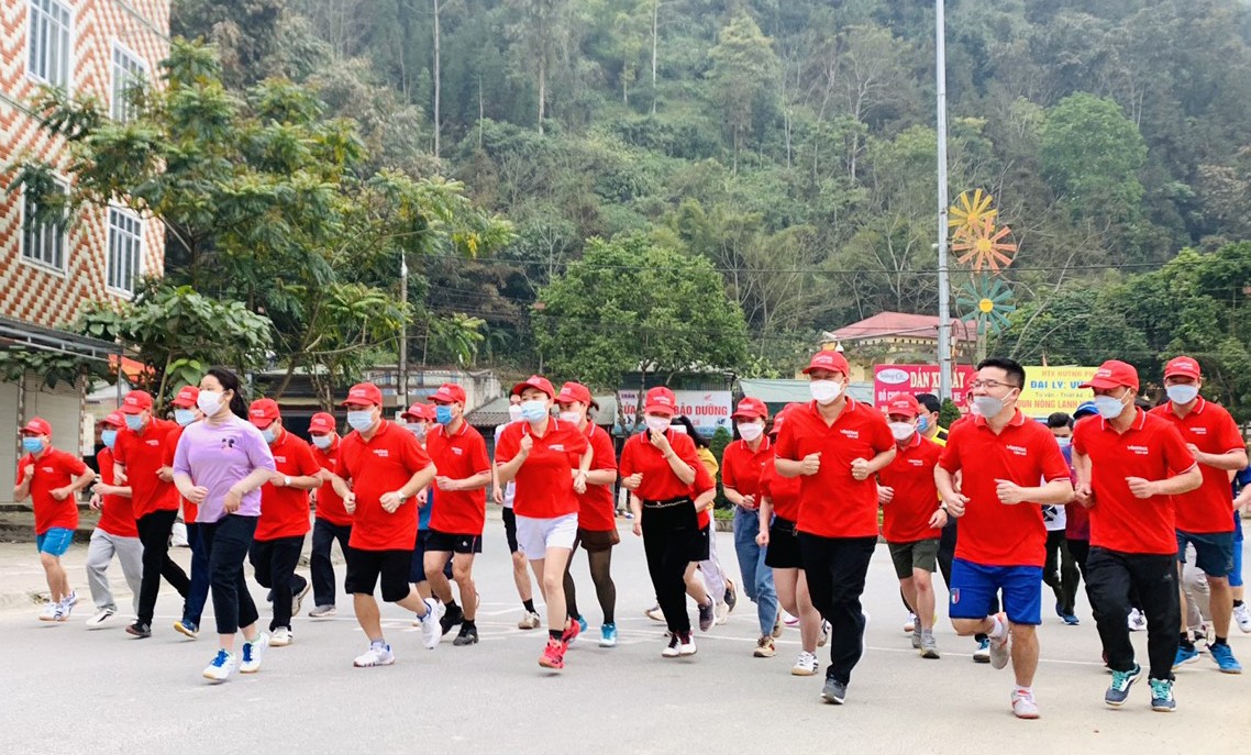 Cán bộ, công chức, viên chức và nhân dân huyện Mường Khương tham gia hưởng ứng “Ngày chạy Olympic vì sức khỏe toàn dân”. Cán bộ, công chức, viên chức và nhân dân huyện Mường Khương tham gia hưởng ứng “Ngày chạy Olympic vì sức khỏe toàn dân”.