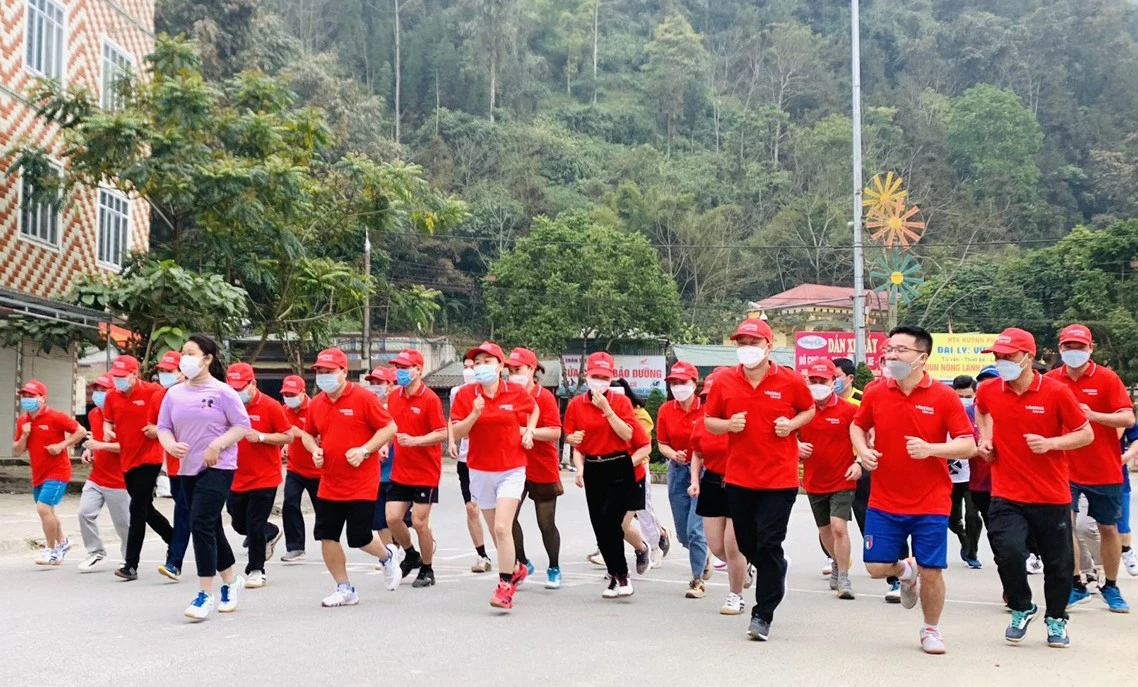 Cán bộ, công chức, viên chức và nhân dân huyện Mường Khương tham gia hưởng ứng “Ngày chạy Olympic vì sức khỏe toàn dân”.
