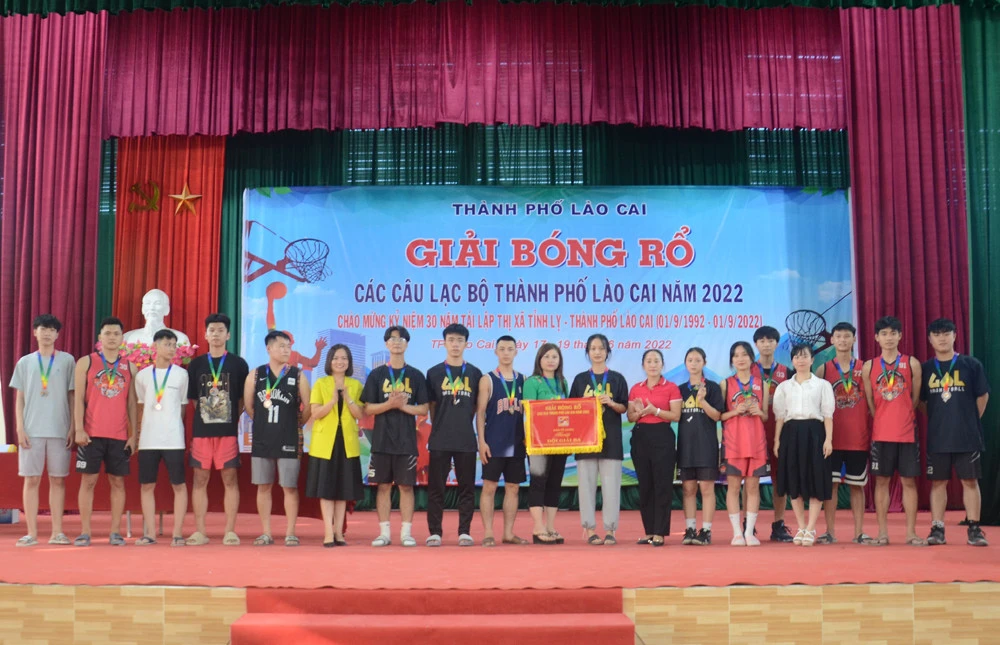 Trao Cúp vô địch cho đội bóng Câu lạc bộ Cam Ngọt. Trao giải Nhì cho đội bóng Câu lạc bộ LCB. Trao Cúp vô địch cho đội bóng Câu lạc bộ Cam Ngọt. Trao giải Nhì cho đội bóng Câu lạc bộ LCB.