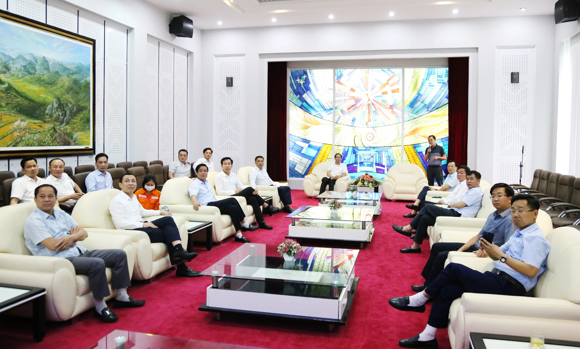 Đoàn nghe lãnh đạo Nhà máy Thủy điện Sơn La thông tin công tác vận hành.