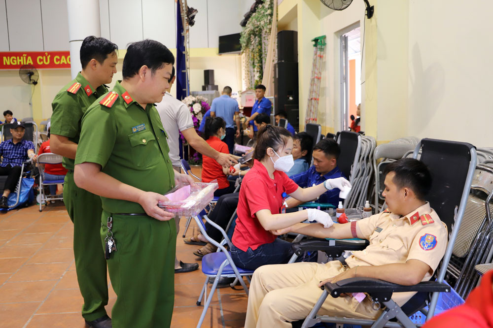 Bát Xát: Tiếp nhận 368 đơn vị máu tại Ngày hội hiến máu tình nguyện ảnh 2