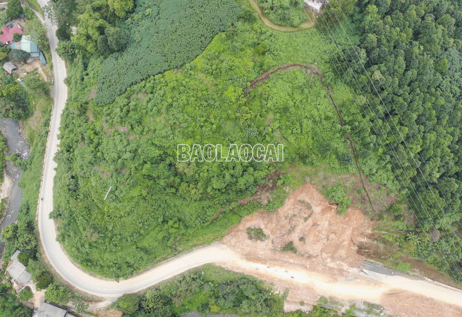 Vết nứt khiến khoảng 30.000 m3 đất, đá có nguy cơ sạt xuống Tỉnh lộ 156B ảnh 2 Vết nứt khiến khoảng 30.000 m3 đất, đá có nguy cơ sạt xuống Tỉnh lộ 156B ảnh 2