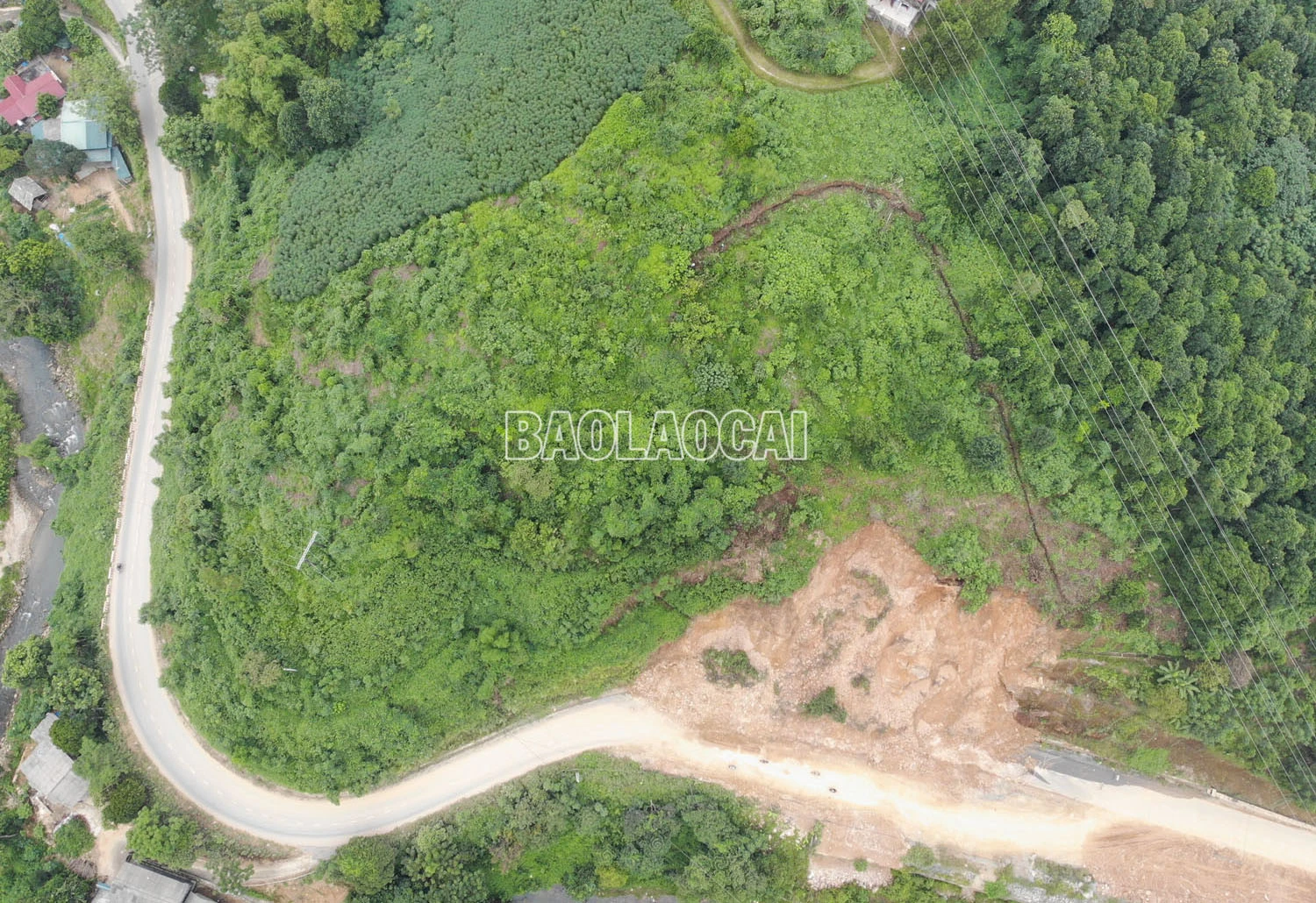 Vết nứt khiến khoảng 30.000 m3 đất, đá có nguy cơ sạt xuống Tỉnh lộ 156B ảnh 2