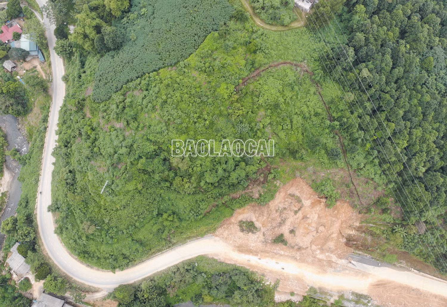 Vết nứt khiến khoảng 30.000 m3 đất, đá có nguy cơ sạt xuống Tỉnh lộ 156B ảnh 2 Vết nứt khiến khoảng 30.000 m3 đất, đá có nguy cơ sạt xuống Tỉnh lộ 156B ảnh 2