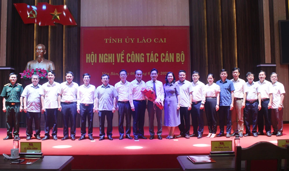 Tỉnh ủy công bố quyết định về công tác cán bộ ảnh 2