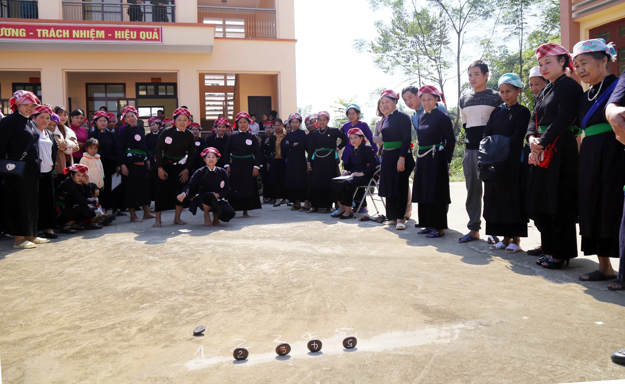 Văn Bàn đổi mới công tác dân vận trong xây dựng nông thôn mới ảnh 1