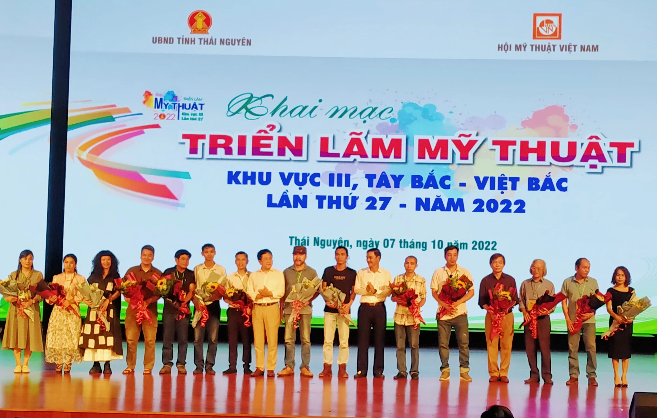 Ban tổ chức tặng hoa các tác giả đoạt giải.