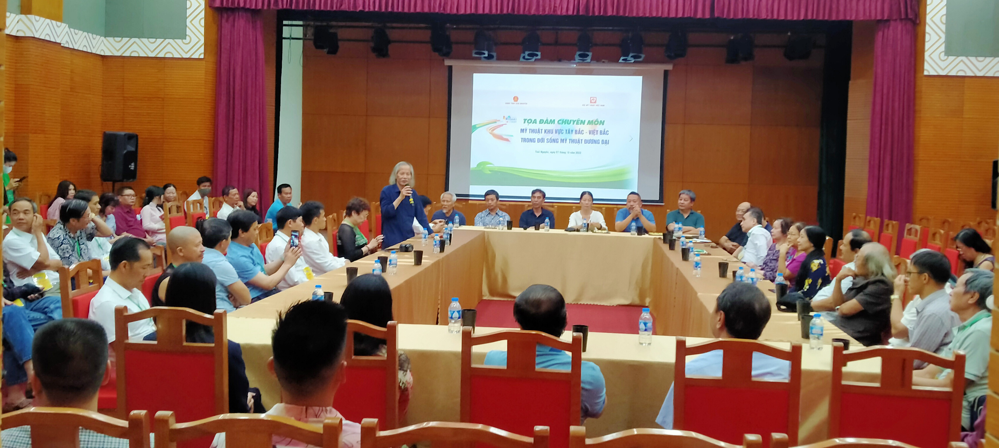 Quang cảnh hội thảo. Quang cảnh hội thảo.