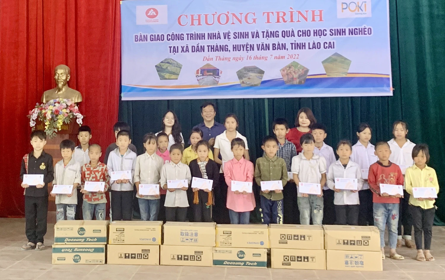 Bàn giao công trình nhà vệ sinh trường học và trao quà cho học sinh nghèo xã Dần Thàng ảnh 1