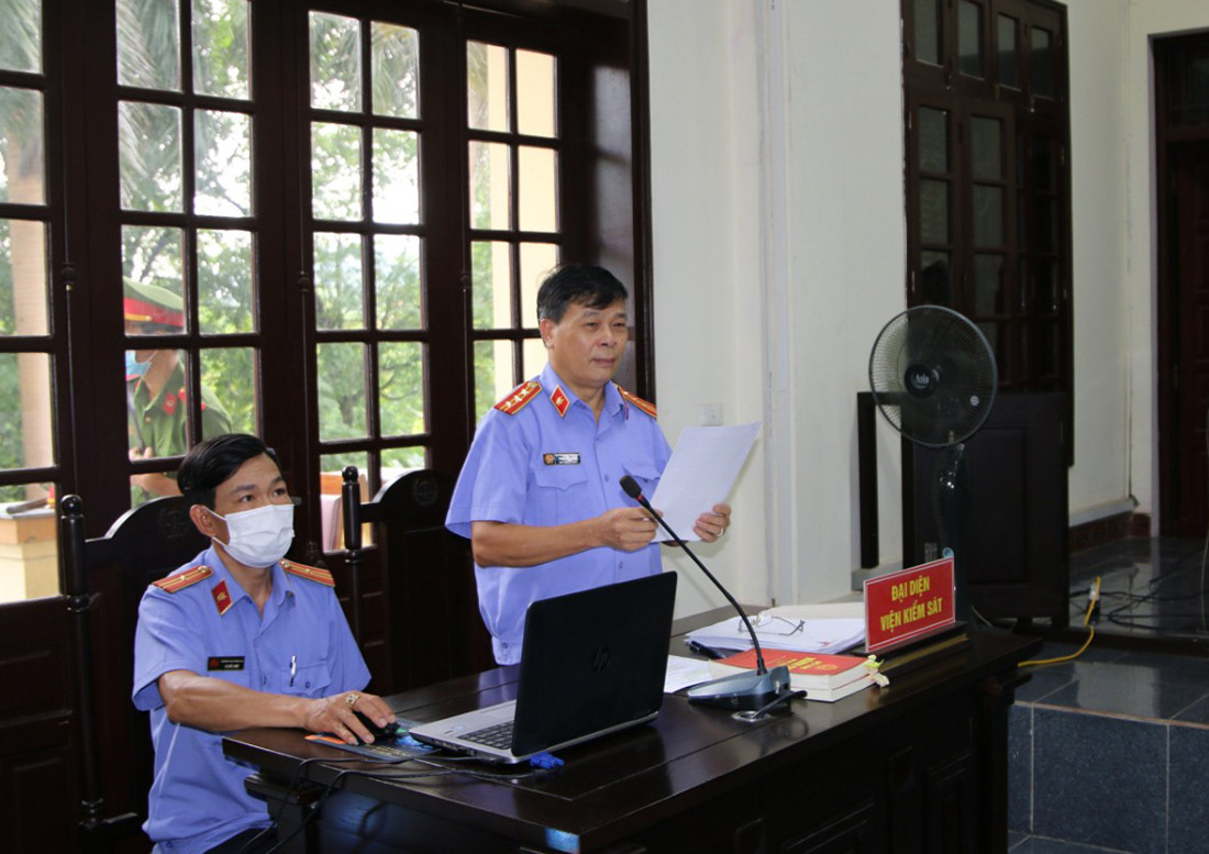 Đại diện Viện Kiểm sát nhân dân nêu cáo trạng.