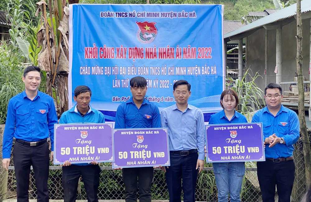 Trao hỗ trợ xây dựng nhà nhân ái cho các hộ đoàn viên khó khăn.