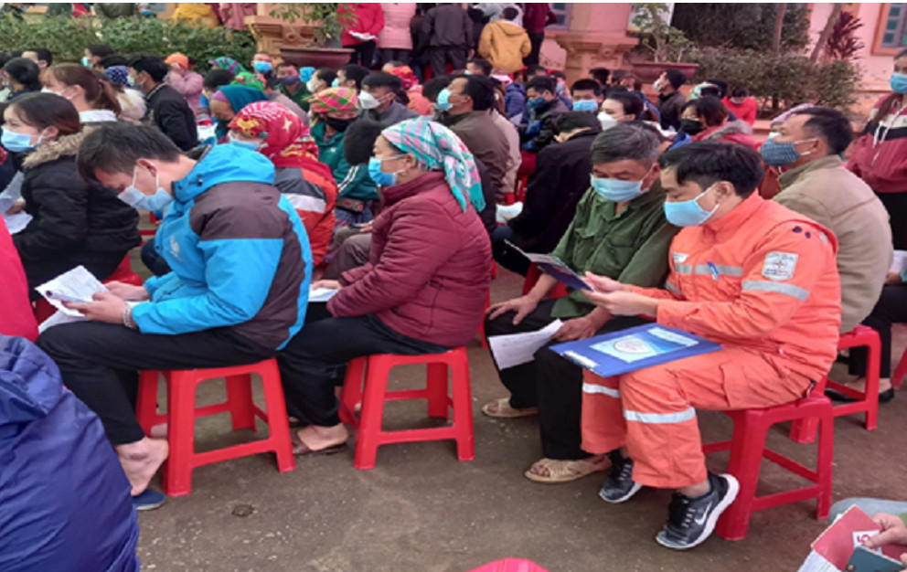 Công nhân Điện lực Bảo Yên tuyên truyền an toàn điện trong dân. Công nhân Điện lực Bảo Yên tuyên truyền an toàn điện trong dân.