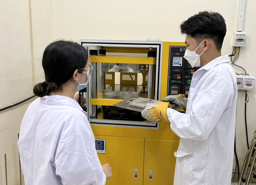 Sinh viên tái chế khẩu trang thành tấm nhựa ảnh 2