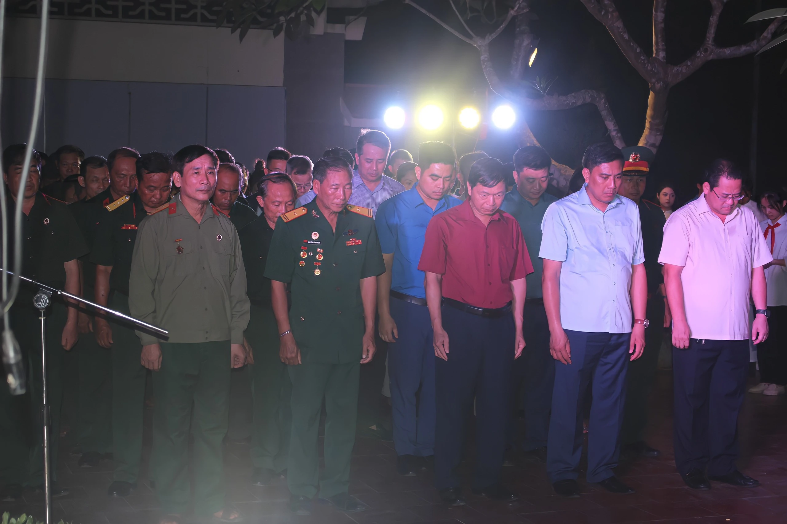 Thắp nến tri ân các anh hùng liệt sỹ ảnh 1