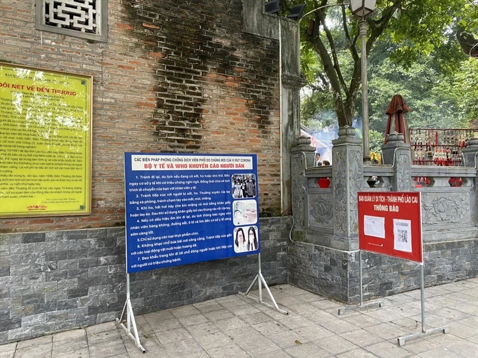 Khu vực cổng đền, chùa có các thông báo du khách thực hiện nghiêm các biện pháp phòng, chống dịch.
