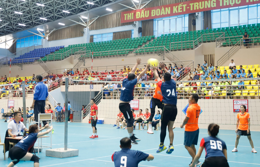 Gần 400 vận động viên tham gia Giải cầu lông, bóng bàn, bóng chuyền hơi công nhân, viên chức, lao động tỉnh lần thứ X ảnh 4