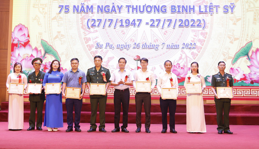 Các cơ quan, đơn vị, địa phương gặp mặt, tặng quà gia đình chính sách ảnh 2