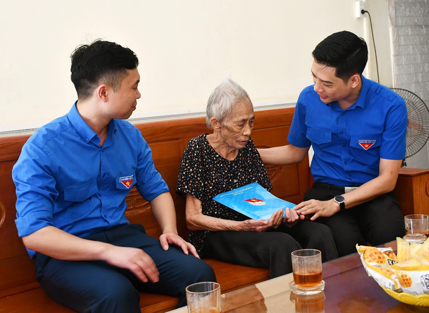 Thắp nến tri ân các anh hùng liệt sỹ ảnh 13