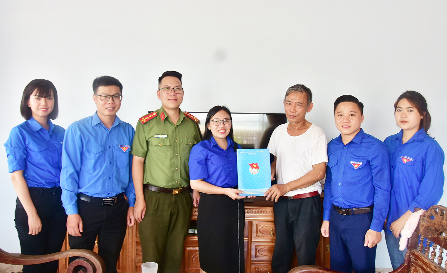 Thắp nến tri ân các anh hùng liệt sỹ ảnh 14 Thắp nến tri ân các anh hùng liệt sỹ ảnh 14