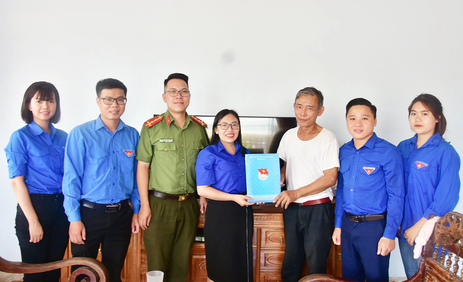 Thắp nến tri ân các anh hùng liệt sỹ ảnh 14