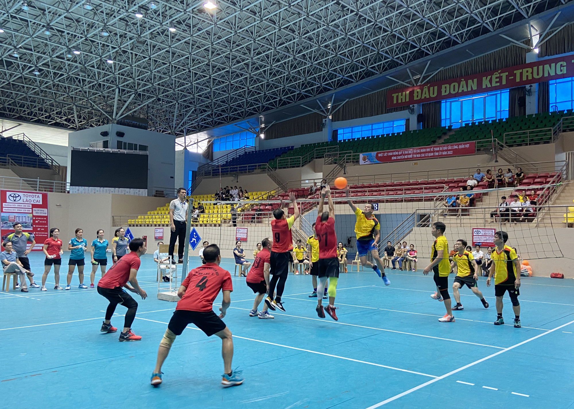 Quyết liệt trận chung kết bóng chuyền hơi đội nam giữa đội bóng Báo Lào Cai gặp đội bóng Ban Tuyên giáo Tỉnh uỷ.