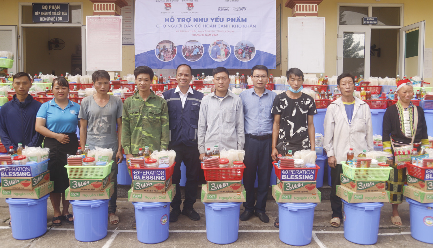 Trao quà cho hộ dân có hoàn cảnh khó khăn tại xã Trung Chải.