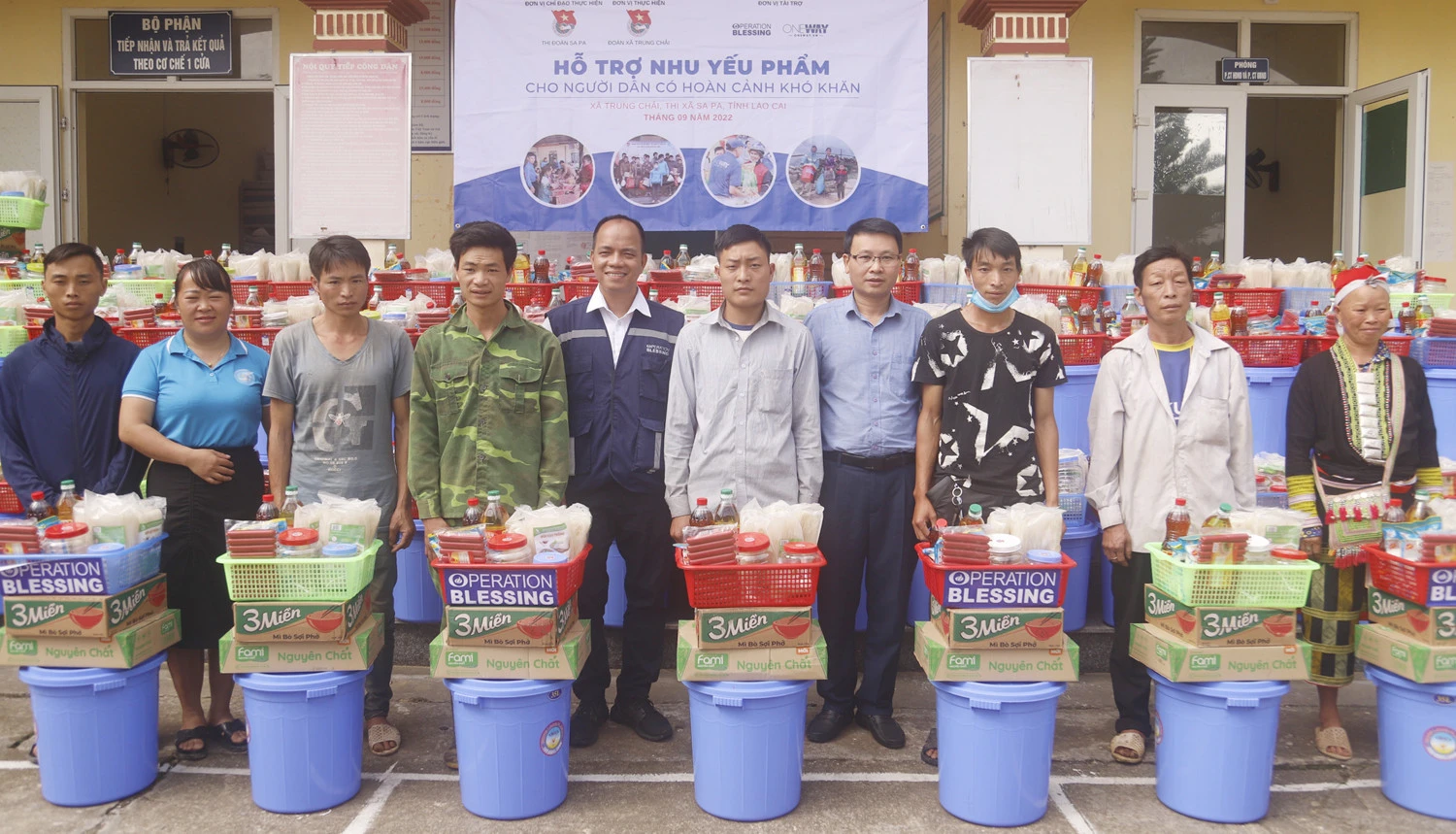 Trao quà cho hộ dân có hoàn cảnh khó khăn tại xã Trung Chải.