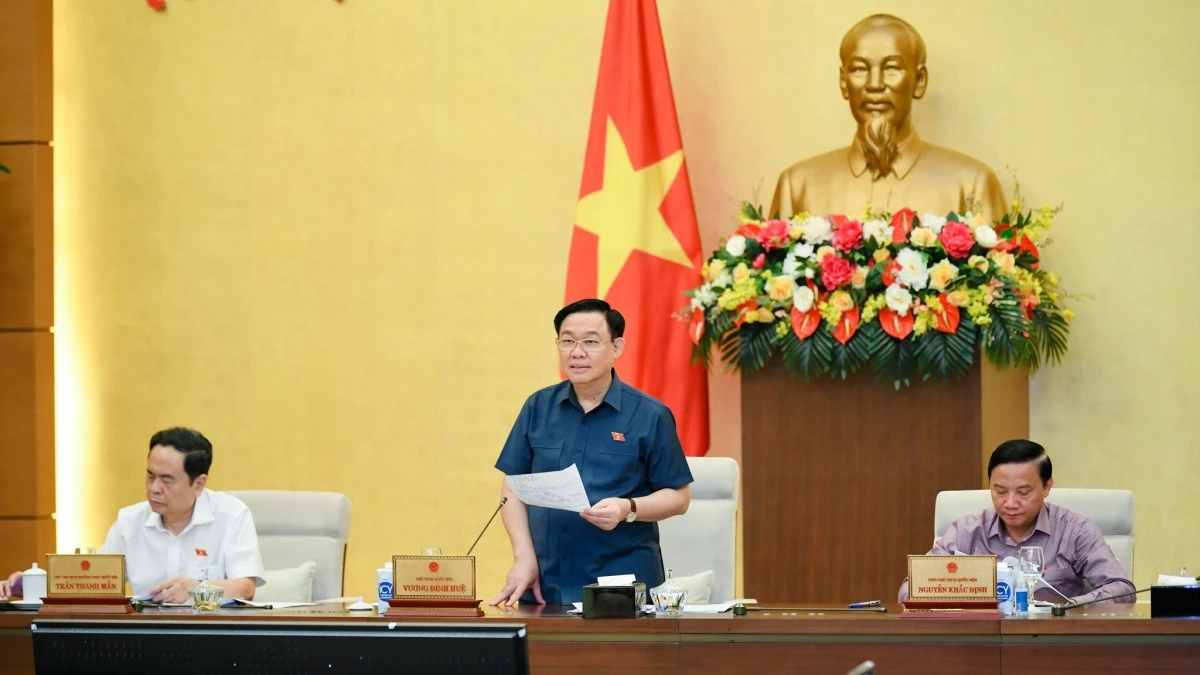 Chủ tịch Quốc hội Vương Đình Huệ phát biểu.