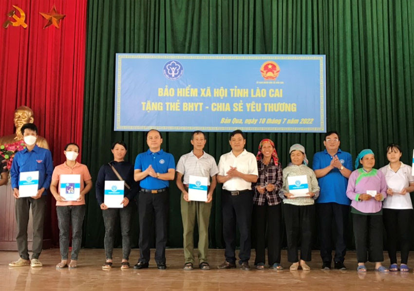 Tặng thẻ BHYT tại xã Bản Qua, huyện Bát Xát. Tặng thẻ BHYT tại xã Bản Qua, huyện Bát Xát.