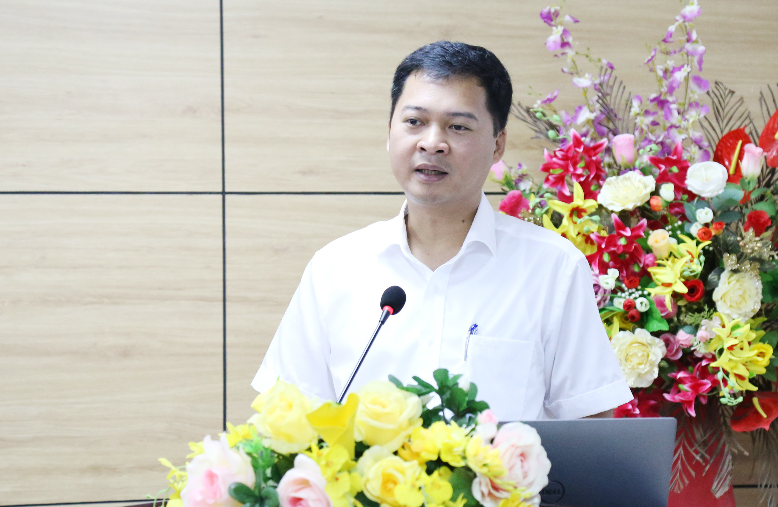 Đại biểu tham luận tại hội thảo.