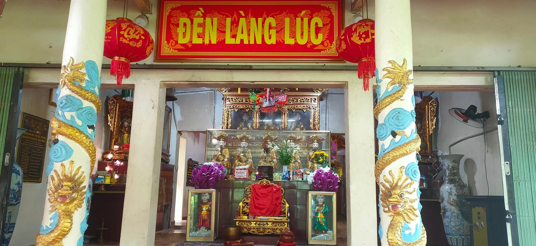 Không gian thờ tự đền Làng Lúc đậm sắc màu tâm linh.