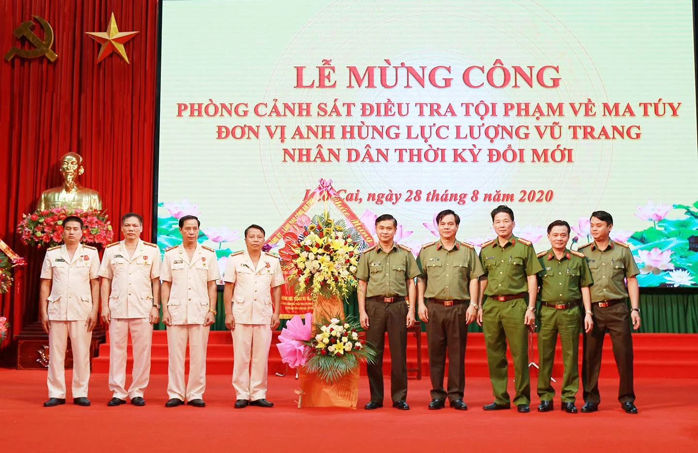 Ban Giám đốc Công an tỉnh tặng lẵng hoa chúc mừng Phòng Cảnh sát Điều tra tội phạm về ma túy trong lễ đón nhận danh hiệu đơn vị Anh hùng Lực lượng vũ trang nhân dân thời kỳ đổi mới.