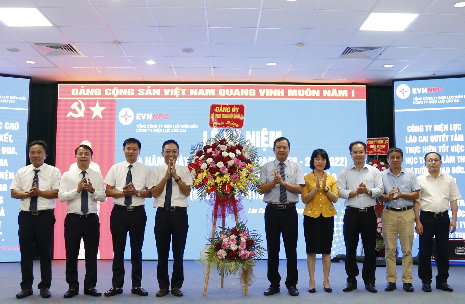 Lãnh đạo Đảng ủy Khối Cơ quan - Doanh nghiệp tỉnh chúc mừng Công ty Điện lực Lào Cai.