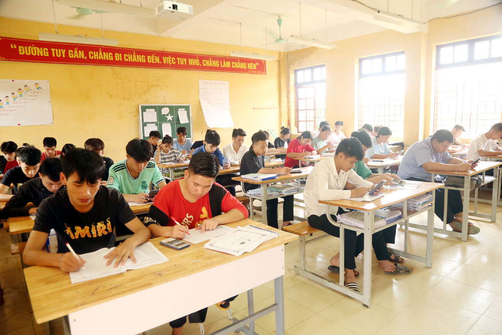 Những ngày ôn thi nước rút, các em học sinh lớp 12 dồn sức ôn tập để chuẩn bị cho kỳ thi tốt nghiệp THPT diễn ra vào ngày 7 -8/7/2022. Đây là giai đoạn thầy cô giáo giúp học sinh luyện giải các dạng đề học sinh vững vàng kiến thức và kỹ năng cần thiết. Cô giáo Trường THPT số 2 huyện Bát Xát hướng dẫn học sinh ôn thi môn Toán. Giờ ôn thi môn Lịch sử tại Trường THPT số 1 Bảo Thắng, cô và trò chống nóng bằng cách kéo rèm che và bật quạt trần. Cùng với ôn thi vào ban ngày, một số trường vùng cao tổ chức cho học sinh bán trú lên lớp ôn thi tốt nghiệp vào các buổi tối. Cô giáo Trường THCS và THPT Bát Xát lên lớp hướng dẫn học sinh ôn thi buổi tối. Tiếng Anh là môn có điểm thi thấp so với các môn, nên được các thầy cô giáo Trường THPT số 2 Mường Khương tăng cường ôn tập các dạng đề cho học sinh. Các em học sinh giúp nhau ôn bài trong giờ giải lao ngay tại sân trường. Càng gần ngày thi các sĩ tử lớp 12 càng phải thanh thủ thời gian để ôn thi nhiều hơn. Tại Trường THPT số 3 Mường Khương, các lớp đều treo biển “quyết tâm thi đỗ tốt nghiệp 100%”. Giữa những ngày hè nắng nóng, cô và trò cùng cố gắng vượt qua khó khăn để ôn thi đạt kết qua cao nhất.