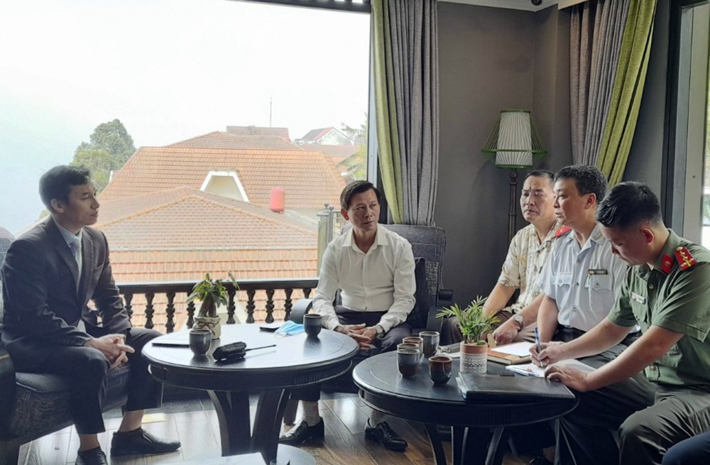 Đoàn công tác làm việc với đại diện cơ sở lưu trú tại thị xã Sa Pa.