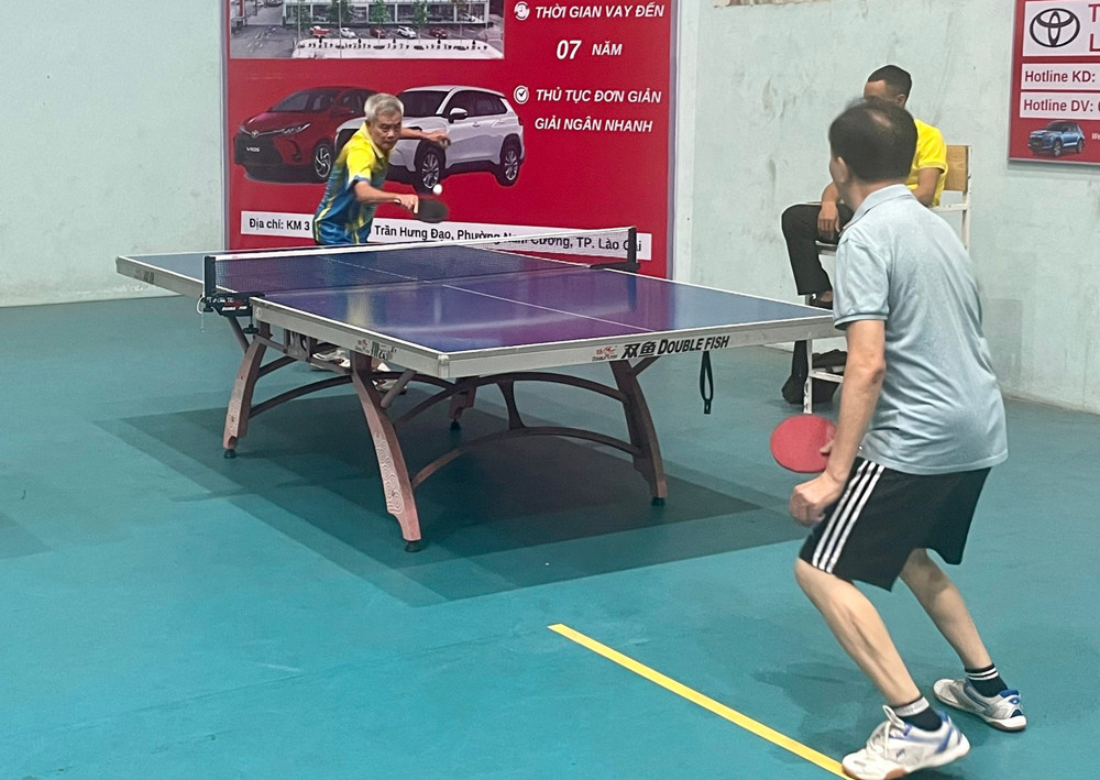 Thi đấu bóng bàn nội dung đơn nam. Quyết liệt trận cầu lông nội dung đôi nam.