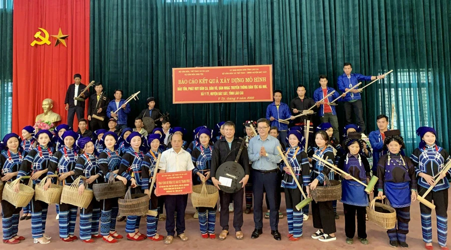 Các thành viên tham gia mô hình.