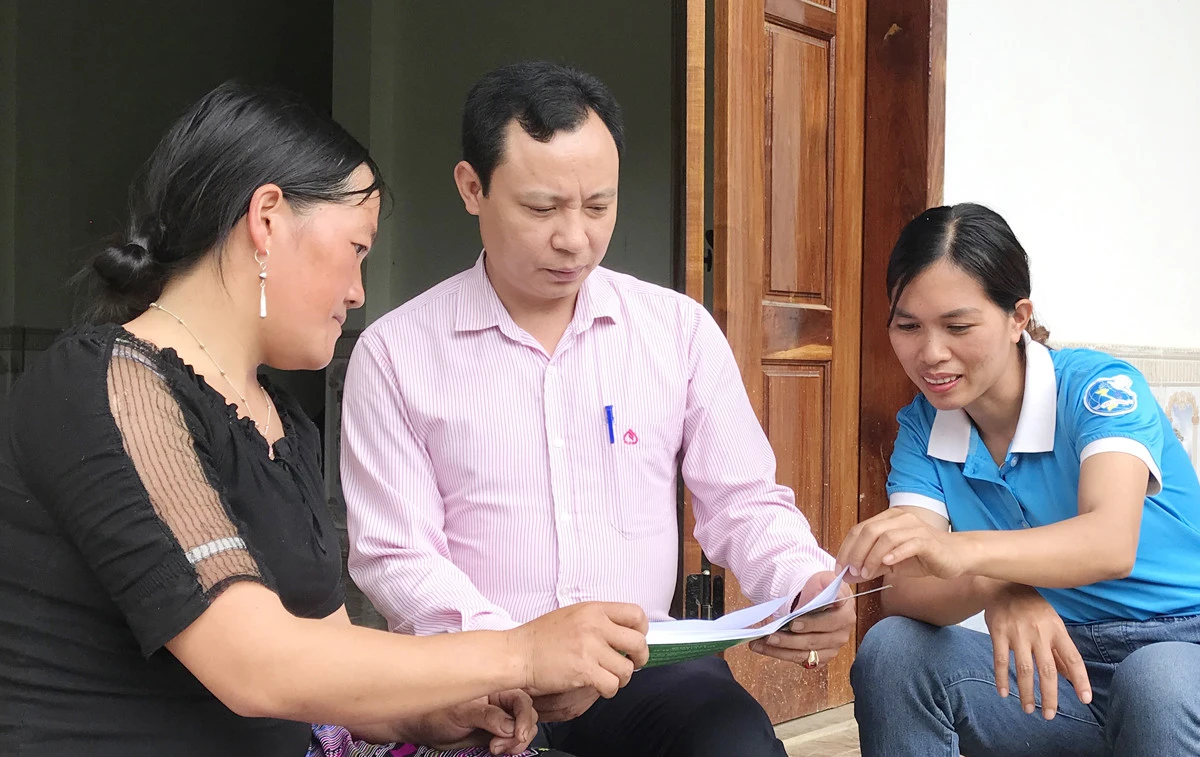 Hướng dẫn người dân về chính sách cho vay.