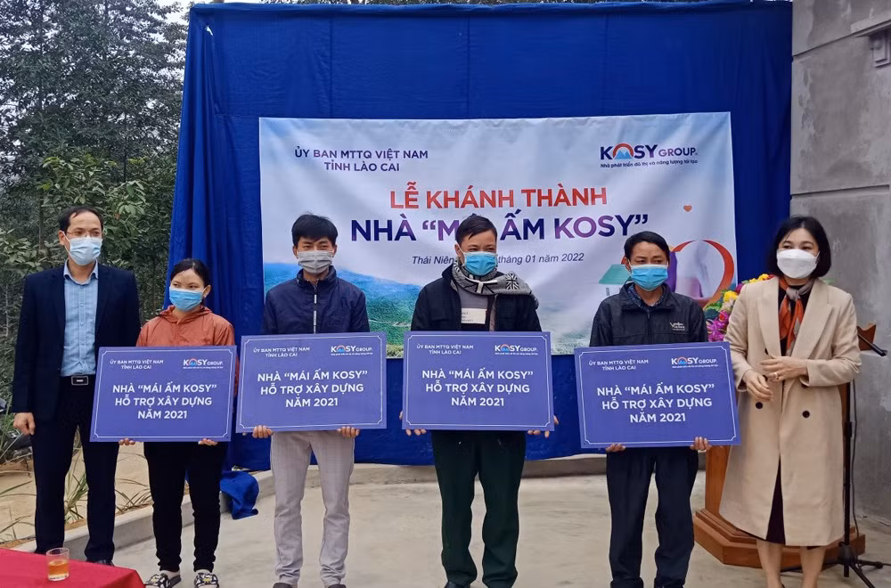 Bàn giao hỗ trợ kinh phí xây nhà cho các gia đình.