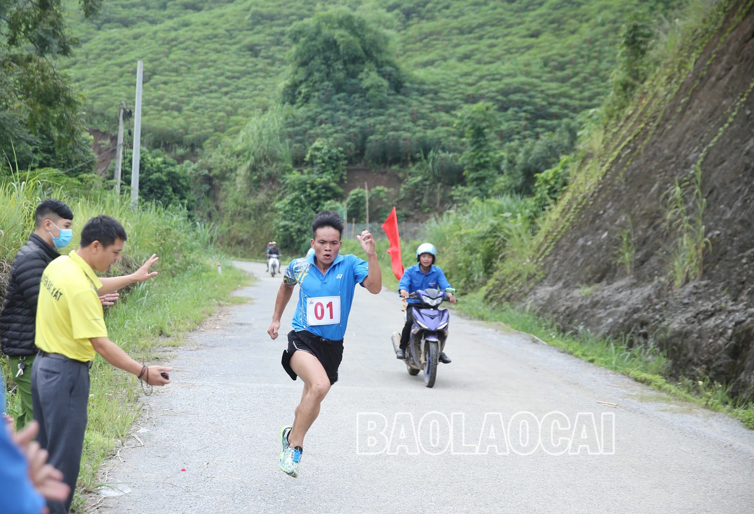 Bế mạc Giải chạy bán Marathon “Về thượng nguồn Lũng Pô - Nơi con sông Hồng chảy vào đất Việt” năm 2022 ảnh 6