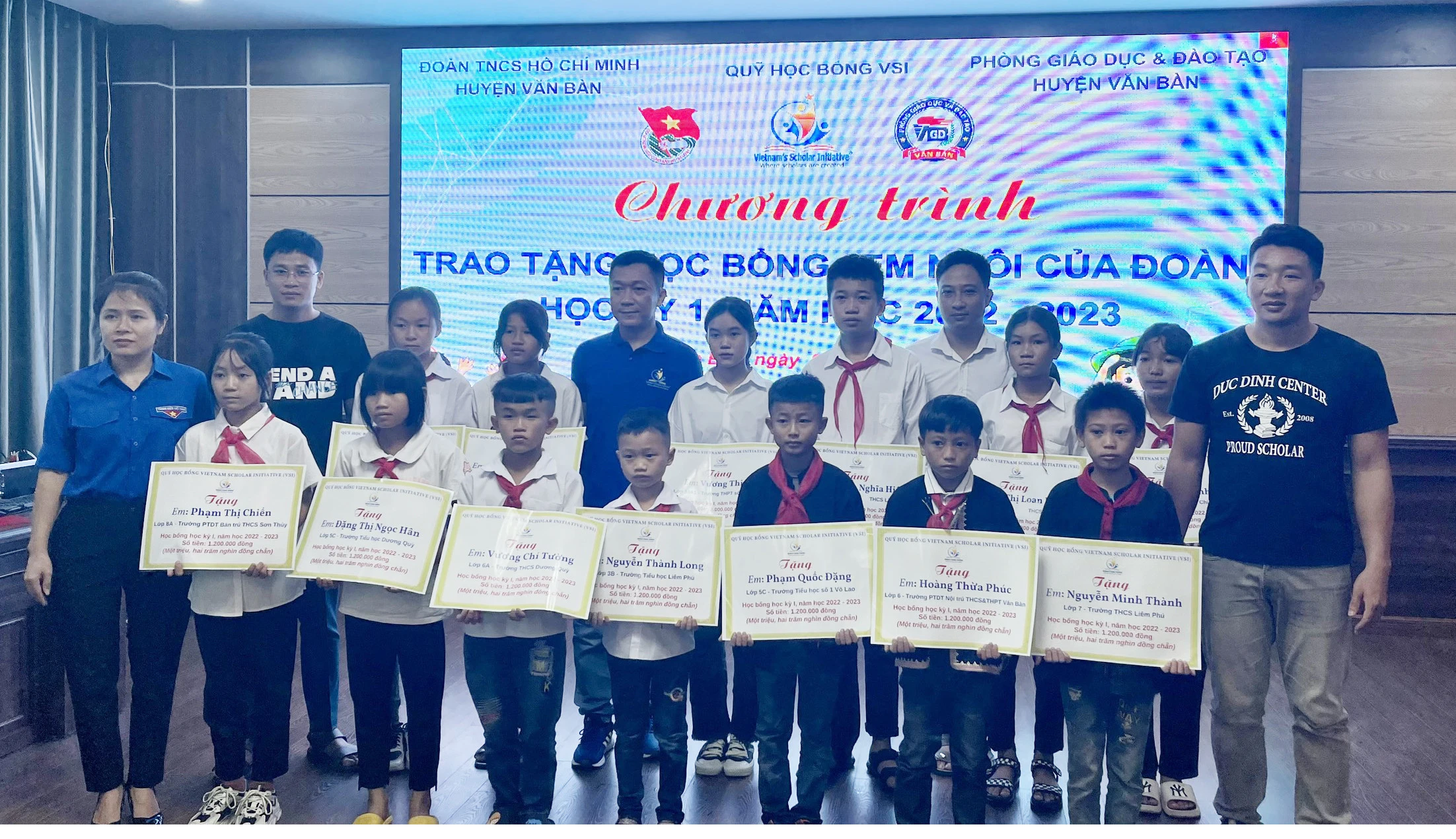 Văn Bàn: 14 học sinh được trao học bổng “Em nuôi của Đoàn” ảnh 1