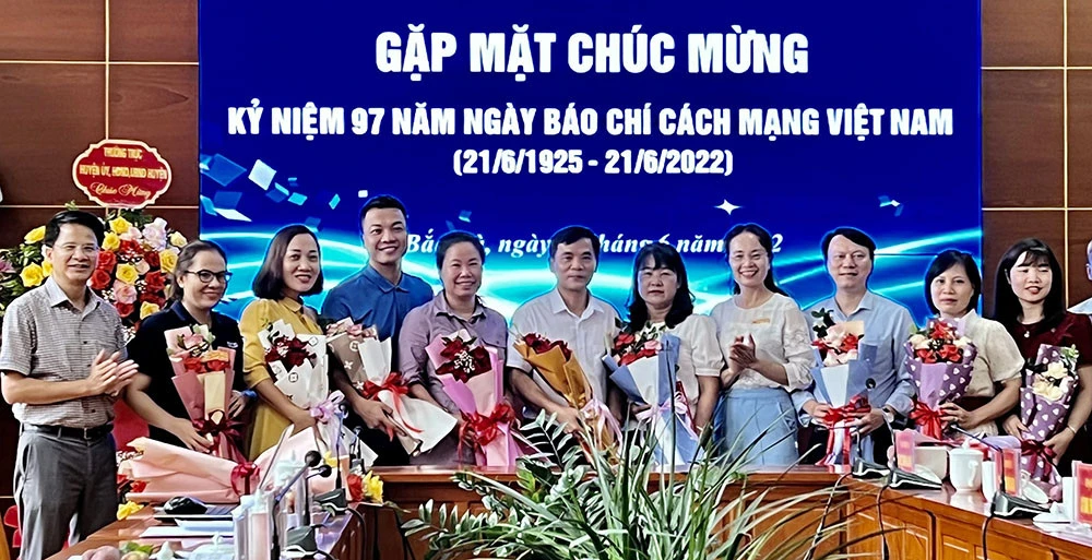 Thường trực Huyện ủy Bắc Hà tặng hoa chúc mừng các phóng viên, nhà báo. Thường trực Huyện ủy Bắc Hà tặng hoa chúc mừng các phóng viên, nhà báo.