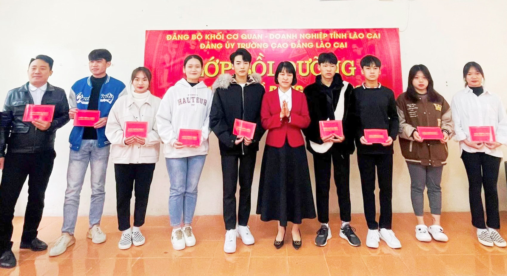 Đồng chí Nguyễn Thị Minh, Phó Bí thư Đảng ủy Khối Cơ quan - Doanh nghiệp tỉnh trao Giấy chứng nhận cho học viên.